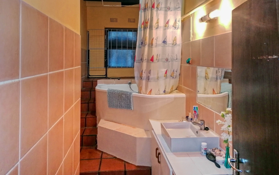 5 Bedroom Property for Sale in Clovelly Western Cape